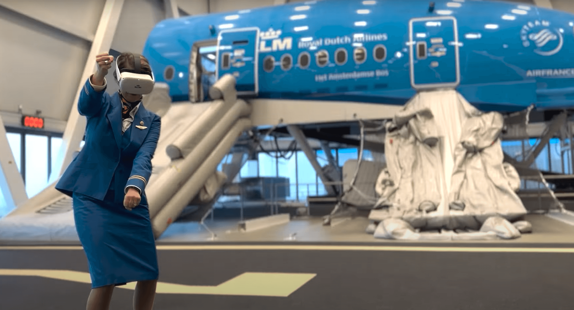 Azafata de KLM con gafas VR
